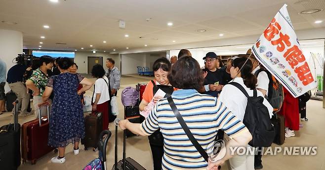 인천항에 입국한 중국 관광객들 (인천=연합뉴스) 임순석 기자 = 12일 오전 인천시 연수구 인천항 국제여객터미널에 입국한 중국인 관광객들이 모여있다. 2023.8.12 soonseok02@yna.co.kr