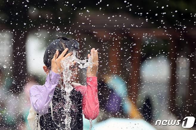 폭염이 기승을 부리는 15일 오후 서울 영등포구 여의도한강공원 물빛광장에서 어린이들이 물놀이를 하며 더위를 식히고 있다. 2023.8.15/뉴스1 ⓒ News1 황기선 기자