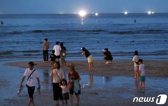 제주 북부와 성산(동부) 지역에 열대야 현상이 나타난 지난 23일 오후 제주시 조천읍 함덕해수욕장에서 관광객과 도민들이 더위를 쫓고 있다. 열대야는 오후 6시 부터 다음날 오전 9시까지 최저기온이 25도 이상으로 유지되는 현상이다. 2023.7.24/뉴스1 ⓒ News1 오현지 기자