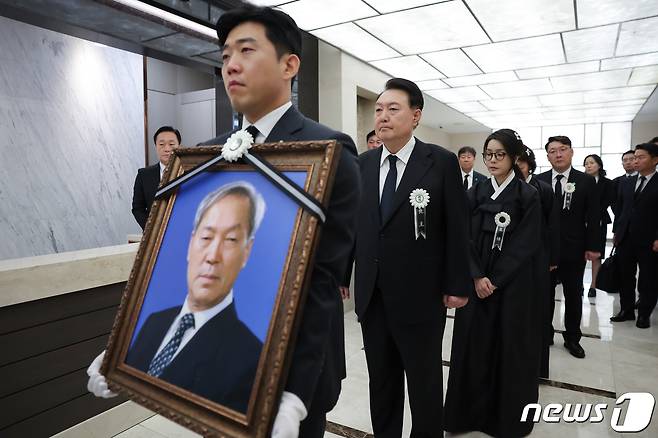 17일 서울 서대문구 신촌세브란스병원 장례식장에서 윤석열 대통령과 김건희 여사가 참석한 가운데 고(故) 윤기중 연세대 명예교수의 발인제가 엄수되고 있다. (대통령실 제공) 2023.8.17/뉴스1 ⓒ News1 오대일 기자