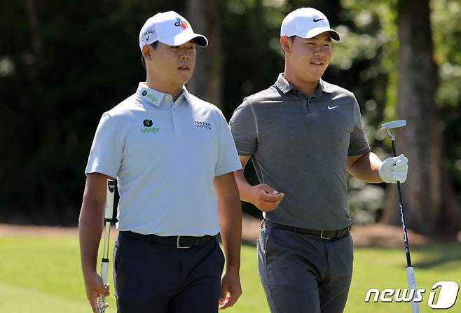 김시우(왼쪽)와 김주형. ⓒ AFP=뉴스1