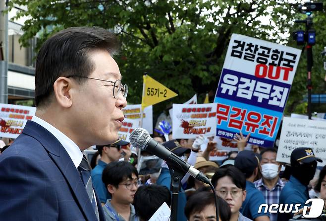 이재명 대표가 백현동 특혜 의혹과 관련해 17일 서울중앙지검에 출석하며 지지자들 앞에서 입장을 밝히고 있다. 2023.8.17/뉴스1 ⓒ News1 장수영 기자