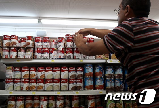 미국의 한 마트에 진열된 통조림 수프. ⓒ AFP=뉴스1