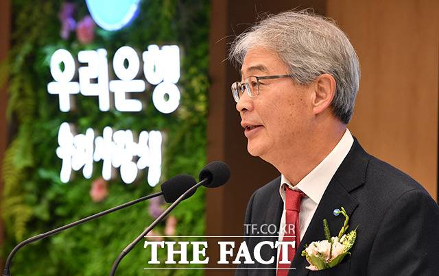 우리금융지주 주가가 맥을 못추리고 있는 가운데 임종룡 우리금융 회장을 향해 '책임경영' 목소리가 높아지고 있다. /더팩트 DB