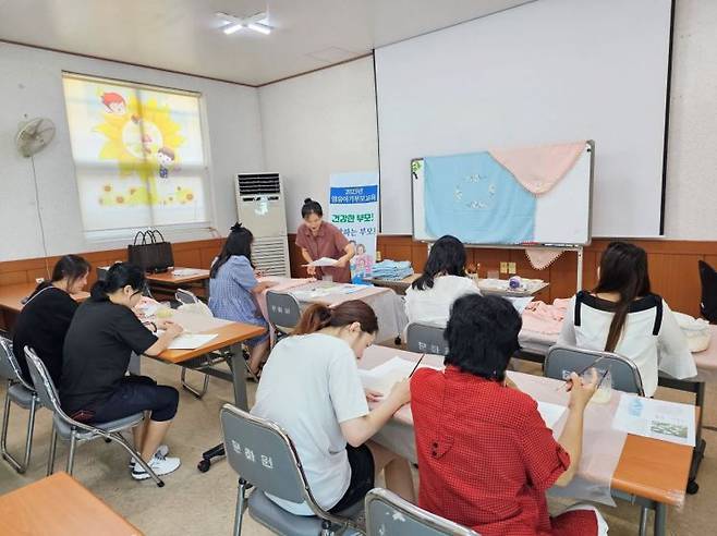 함양군이 건강한 부모 성장하는 부모 주제로 프로그램 진행 하고 있다.