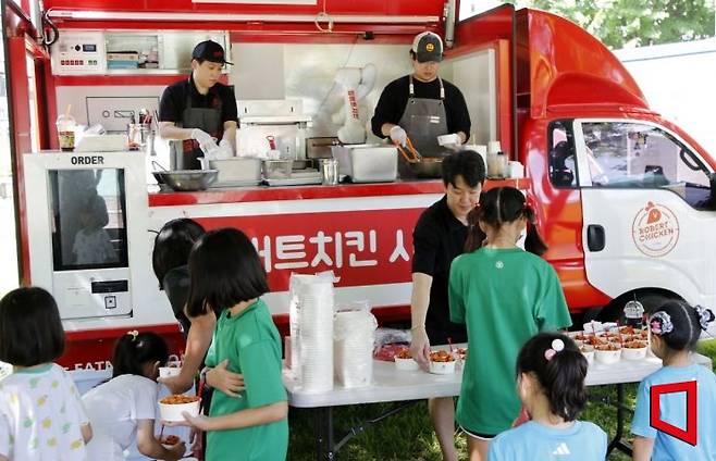 두산로보틱스는 17일 서울시 은평구 아동복지시설 꿈나무마을에서 협동로봇과 함께하는 즐거운 추억 만들기 사회공헌활동을 진행했다고 밝혔다.