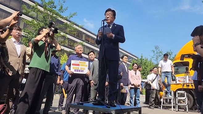 이재명 더불어민주당 대표가 17일 서울 서초구 서울중앙지검 인근 법원 삼거리에서 검찰 출석에 앞서 입장문을 읽고 있다. /김종용 기자