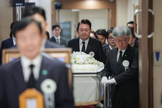 윤석열 대통령이 17일 서울 서대문구 신촌세브란스병원 장례식장에서 엄수된 고(故) 윤기중 연세대 명예교수의 발인제에서 고인의 운구행렬을 따르고 있다. /뉴스1