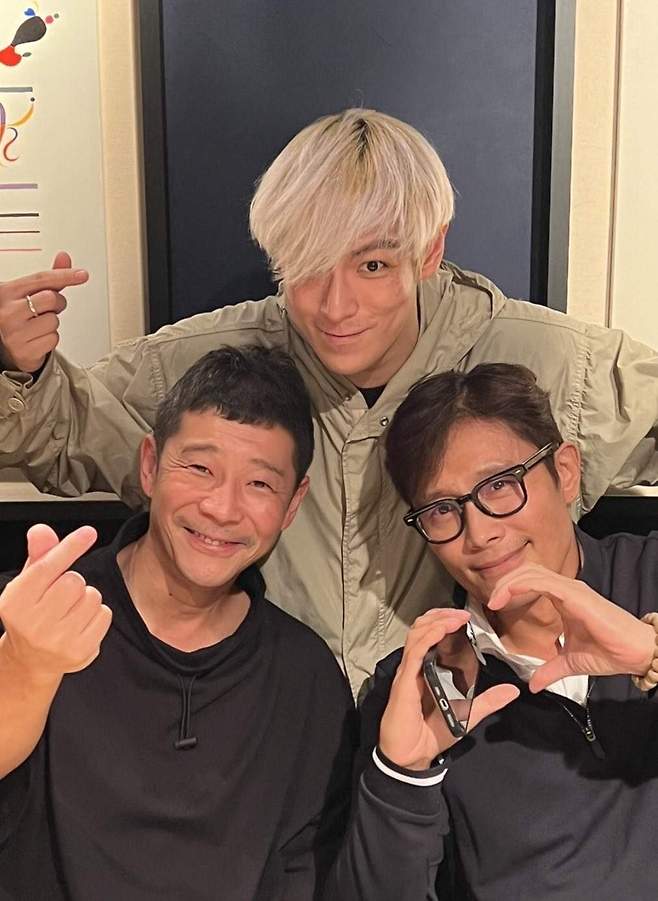 마에자와 유사쿠 일본 조조타운 창업자와 빅뱅의 탑, 배우 이병헌(왼쪽부터)이 기념사진을 찍고 있다. 사진 출처 마에자와 유사쿠 SNS