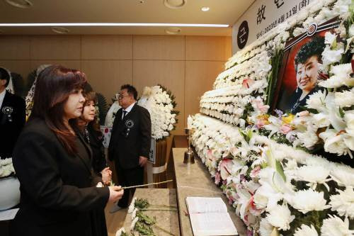 지난 4월 11일 고(故) 현미의 영결식이 서울 동작구 중앙대학교병원 장례식장에서 엄수됐다. 조카인 노사연, 노사봉 자매가 헌화하고 있다. 주현희 기자 teth1147@donga.com