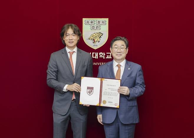 홍명보 울산현대축구단 감독(왼쪽)과 김동원 고려대 총장(오른쪽)이 기념 촬영을 하고 있다. 고려대 제공