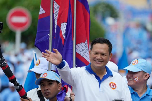 지난달 21일 캄보디아 프놈펜에서 훈센 총리의 장남 훈마넷이 지지자들에게 인사하고 있다. 훈마넷은 오는 22일 부친의 뒤를 이어 총리직에 오른다. 프놈펜=AP 연합뉴스