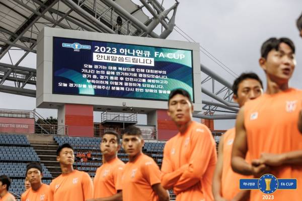 경기 연기를 알리는 제주월드컵경기장 전광판과 이 소식을 접하고 있는 제주 유나이티드 선수들. 사진=대한축구협회
