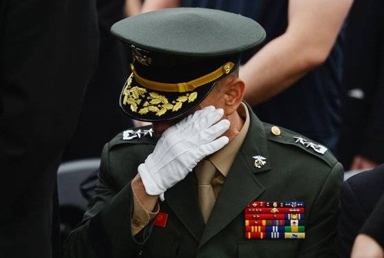 경북 예천 폭우 피해 실종자 수색 임무 도중 순직한 해병대 고(故) 채 상병의 안장식이 22일 오후 국립대전현충원 장병묘역에서 엄수됐다. 이날 안장식에 참석한 채 상병의 부대장인 임성근 해병대 1사단장이 눈물을 닦고 있다. [프리랜서 김성태]