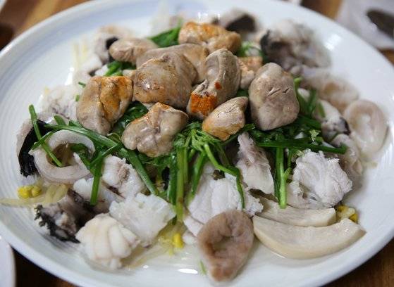 부산 보수동 '물꽁식당'의 아귀 수육. 물꽁식당은 60년 전통을 자랑하는 아귀 전문집이다.