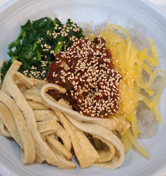 부산 깡통시장 '원조비빔당면'의 비빔당면. 양념장이 적당히 맵다.