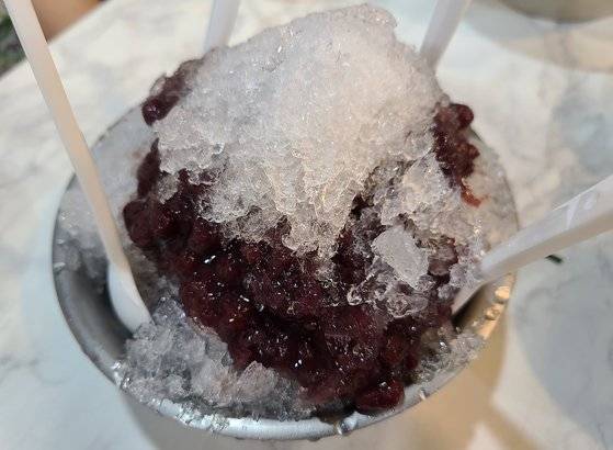 부산 깡통시장 '원조비빔당면'의 팥빙수. 거칠게 간 얼음을 씹는 맛이 추억을 새록새록 불러왔다. 국산 팥만 쓴다는데 가격이 6000원이었다.