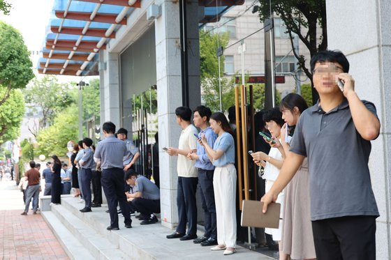 지난 16일 전국 유명 대학, 일선 시청 등 수백군데에 폭탄을 설치했다는 신고가 접수돼 청주시청 직원들이 대피해 있다. 연합뉴스