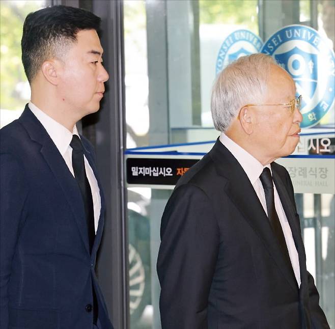 손경식 한국경영자총협회장(오른쪽)이 16일 서울 신촌세브란스병원 장례식장에 마련된 윤석열 대통령의 부친 윤기중 연세대 명예교수의 빈소로 향하고 있다. /사진공동취재단