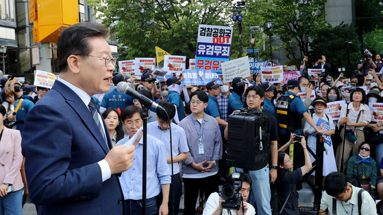 Democratic Party leader Lee Jae-myung speaks in front of supporters and the media before entering the Seoul Central District Prosecutors' Office on Thursday for questioning. [NEWS1]