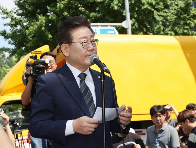 이재명 더불어민주당 대표가 17일 백현동 특혜개발 의혹과 관련해 피의자 신분으로 조사를 받기 위해 서울 서초동 서울중앙지검으로 들어가기 전 마이크가 설치된 단상에 올라 입장문을 읽고 있다. 연합뉴스