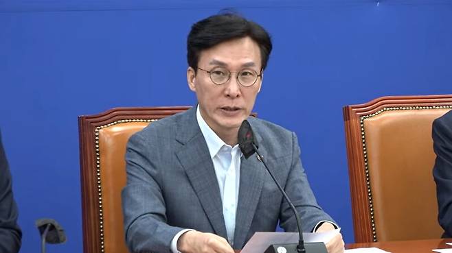 ▲김민석 더불어민주당 정책위의장이 17일 오전 정책조정회의에서 우리 정부가 대일 굴욕외교를 하니 미국도 일본 손을 들어주는 상징적 사건이라고 평가하고 있다. 사진=더불어민주당 영상 갈무리