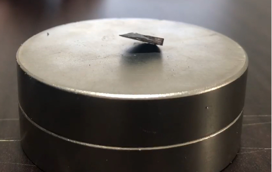 한국 연구진이 개발했다고 밝힌 초전도체가 자석위에 떠 있는 모습. (출처=연합뉴스)