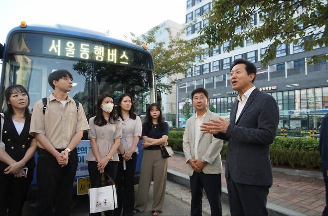 오세훈 서울시장이 17일 김포시 풍무동에서 출발하는 서울동행버스 02번 시승에 앞서 시민들에게 서울동행버스에 대해 설명하고 있다 /사진제공=서울시