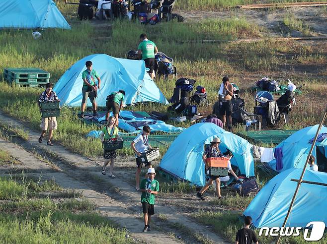 새만금 세계스카우트잼버리에 참가한 각국 스카우트 대원들이 8일 오전 전북 부안군 잼버리 대회장에서 조기 철수를 하고 있다.  기록적인 폭염에 이어 태풍 '카눈'이 한반도에 상륙할 것으로 전망되자 세계스카우트연맹은 이날 버스 1000여대를 동원해 156개국 3만6000여명을 철수시킨다. 2023.8.8/뉴스1