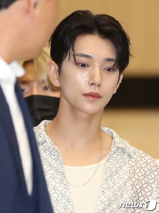 (김포공항=뉴스1) 권현진 기자 = 세븐틴 조슈아가 해외 일정을 위해 17일 오후 김포국제공항을 통해 일본으로 출국하고 있다. 2023.8.17/뉴스1  Copyright (C) 뉴스1. All rights reserved. 무단 전재 및 재배포 금지.