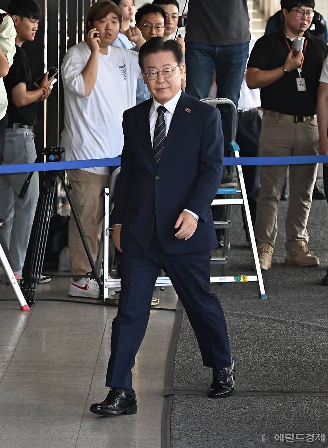 이재명 더불어민주당 대표가 17일 서울 서초구 서울중앙지검에 피의자 신분으로 출석하고 있다. 임세준 기자