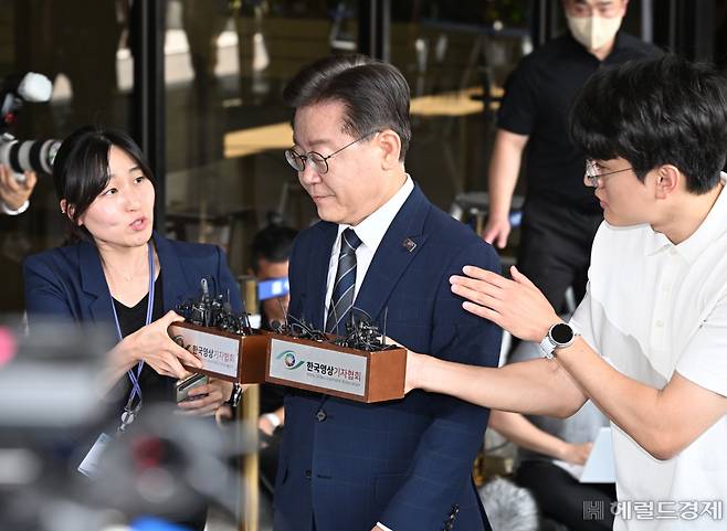 이재명 더불어민주당 대표가 17일 서울 서초구 서울중앙지검에 피의자 신분으로 출석하고 있다. 임세준 기자