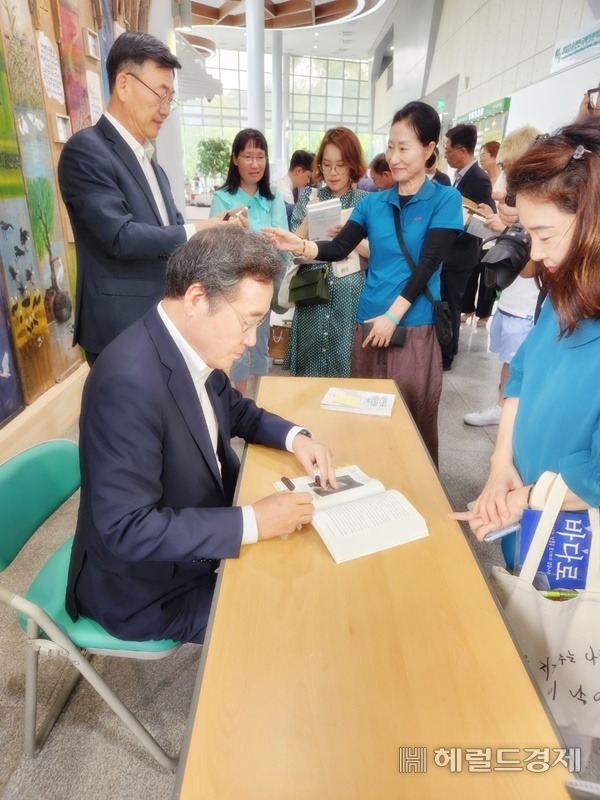 이낙연 전 총리가 17일 오후 순천을 방문, 특강에 앞서 자신의 저서에 사인을 해주고 있다. /박대성 기자.