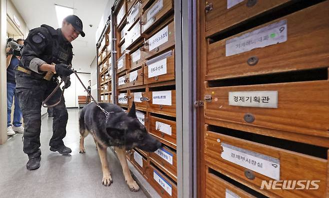 [대구=뉴시스] 이무열 기자 = 대구시청 폭파 예고 신고가 접수돼 16일 대구시청 동인청사에서 경찰특공대원과 수색견이 폭발물 수색작업을 벌이고 있다. 2023.08.16. lmy@newsis.com