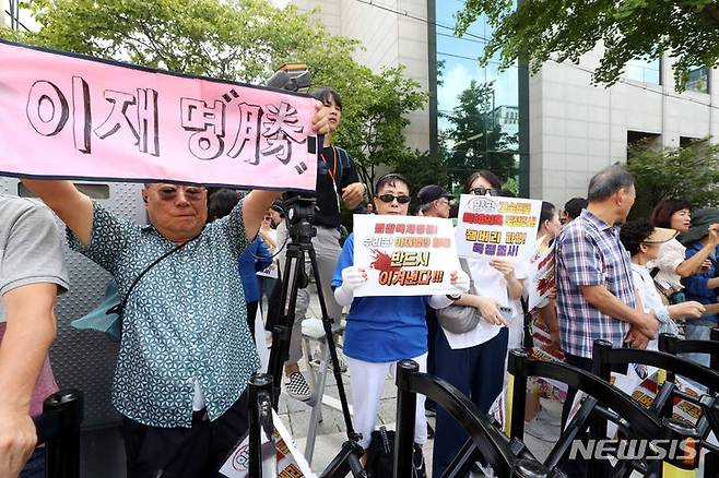 [서울=뉴시스] 조성봉 기자= 17일 오전 서울 서초구 서울중앙지검 인근에서 이재명 더불어민주당 대표 지지자들이 검찰을 규탄하는 손피켓을 들고 있다. 이날 이 대표는  '백현동 특혜 의혹'과 관련해 특경법상 배임 혐의로 서울중앙지검에 출석할 예정이다. 2023.08.17. suncho21@newsis.com