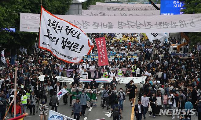 [광주=뉴시스] 김혜인 기자 = 제43주년 5·18민주화운동 기념일을 하루 앞둔 17일 광주 동구 금남로에서 열린 전야제에서 참가자들이 민주평화대행진을 펼치고 있다. 2023.05.17. hyein0342@newsis.com