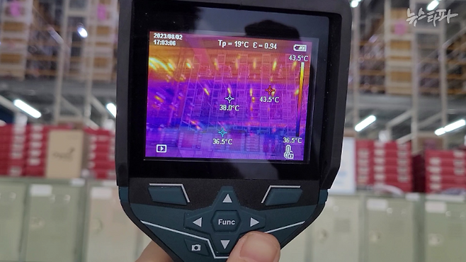 취재진이 열화상 카메라로 축정한 쿠팡 고양 물류센터의 내부 온도. 평균 온도가 38도에 달했다.&nbsp;