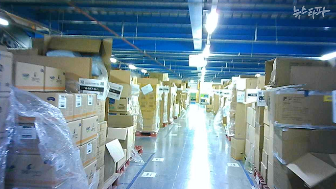 쿠팡 동탄 물류센터 지하 1층의 내부 모습. 기자가 찍은 각도에서는 서큘레이터나 선풍기는 전혀 보이지 않는다.&nbsp;
