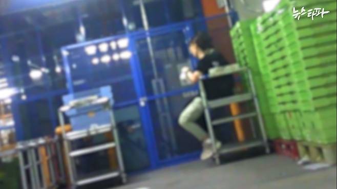 7월 31일 쿠팡 동탄 물류센터. 30분의 휴식 시간이 부여됐지만, 휴게실이 멀어 노동자들은 그냥 더운 작업장에서 쉬었다.&nbsp;