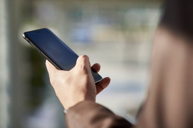 2학기부터 휴대전화 사용이 수업에 방해된다면 압수·보관 조치가 가능해진다. 이미지투데이