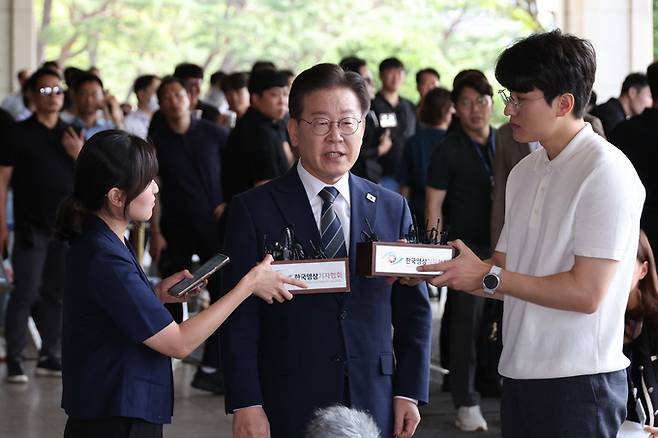 더불어민주당 이재명 대표가 백현동 특혜개발 의혹과 관련해 피의자 신분으로 조사를 받기 위해 17일 서울 서초구 서울중앙지검 앞에서 조사실로 들어가기 전 입장을 밝히고 있다. 연합뉴스