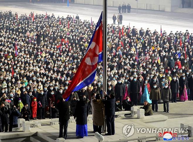 북한, 2023년 맞아 국기게양식 및 축포발사 (평양 조선중앙통신=연합뉴스) 조선중앙통신은 2023년을 맞아 1일 김일성광장에서 인공기 게양식이 성대히 개최됐으며 이어 "새해를 경축하는 황홀한 축포의 불줄기들이 련이어 솟구쳐올랐다."고 보도했다. 2023.1.1 
    [국내에서만 사용 가능. 재배포 금지. For Use Only in the Republic of Korea. No Redistribution] nkphoto@yna.co.kr