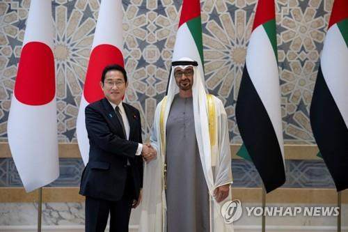 UAE 방문한 일본 총리 (아부다비 로이터=연합뉴스) 기시다 후미오 일본 총리가 지난달 17일(현지시간) 아랍에미리트(UAE)를 방문, 무함마드 빈 자예드 알 나흐얀 대통령과 악수하는 모습. 2023.7.17 photo@yna.co.kr