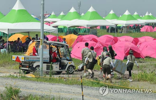 도착한 대원들 (부안=연합뉴스) 정경재 기자 = 2023 새만금 세계스카우트 잼버리 개막일인 1일 전북 부안군 하서면 야영장으로 스카우트 대원들이 발걸음을 옮기고 있다. 2023.8.1 jaya@yna.co.kr