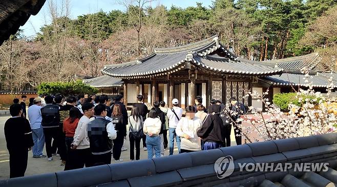 강릉 초당동 고택의 관광객 [연합뉴스 자료사진]