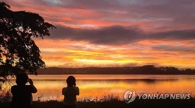 경포호의 붉은 노을 [연합뉴스 자료사진]