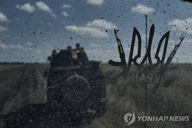 바흐무트 인근에서 보병전투차를 타고 기동 중인 우크라 병사들 [AP 연합뉴스자료사진. 재판매 및 DB 금지]