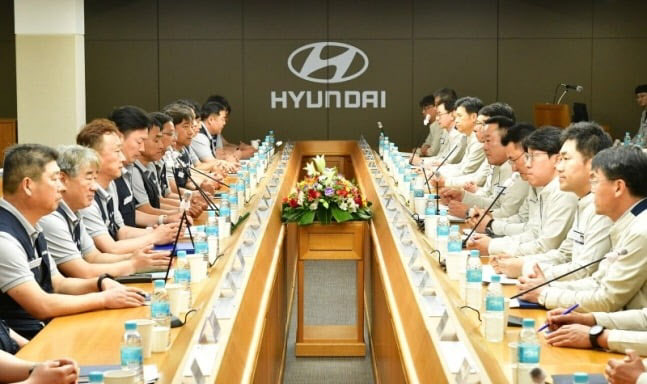 현대자동차 노사 교섭대표들이 지난 6월 현대차 울산공장에서 ‘2023년 임금협상 상견례’를 하고 있다.(사진=현대차.)