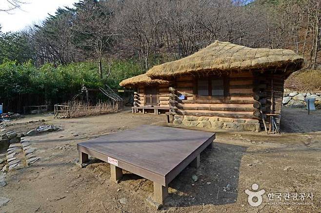 대관령 옛길 구간에서 복원된 주막 건물과 옛 주막터. 한국관광공사 제공