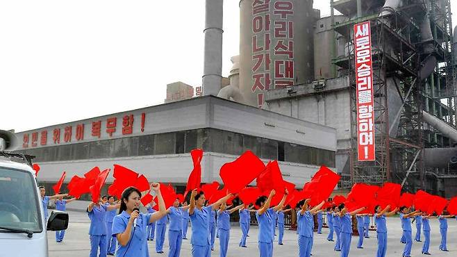 북한 노동당 기관지 노동신문은 4일 "전승 70돌을 계기로 더욱 앙양된 대중의 정신력을 총폭발시켜 당 중앙전원회의가 제시한 올해 목표를 빛나게 달성하자＂라고 촉구했다. 사진은 상원시멘트연합기업소의 경제선동 현장./노동신문 연합뉴스